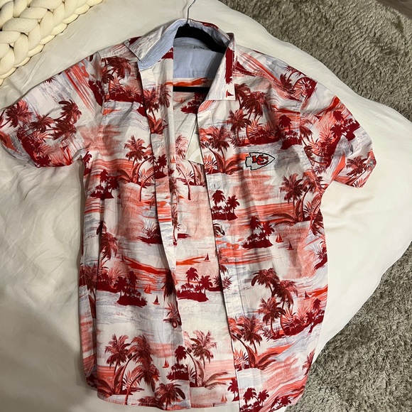 Tommy Bahama Men’s Chiefs Hawaiian Shirt - Picture 3 of 4
